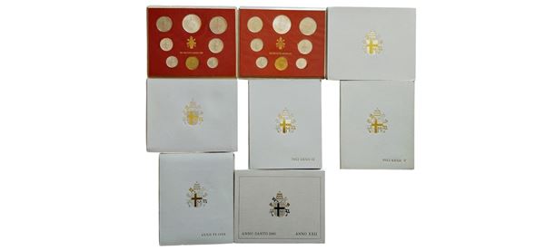 Vaticano 1976-2000. 8 divisionali ufficiali Fior di Conio altrettante monete d’argento.