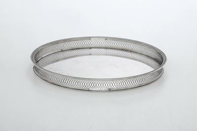 Argenteria veneziana del XIX secolo, Vassoio con bordo a ringhiera in argento fuso, sbalzato e tr...