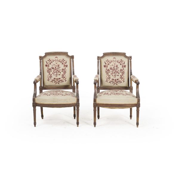 Coppia di poltrone imbottite e rivestite a piccolo punto. XIX secolo