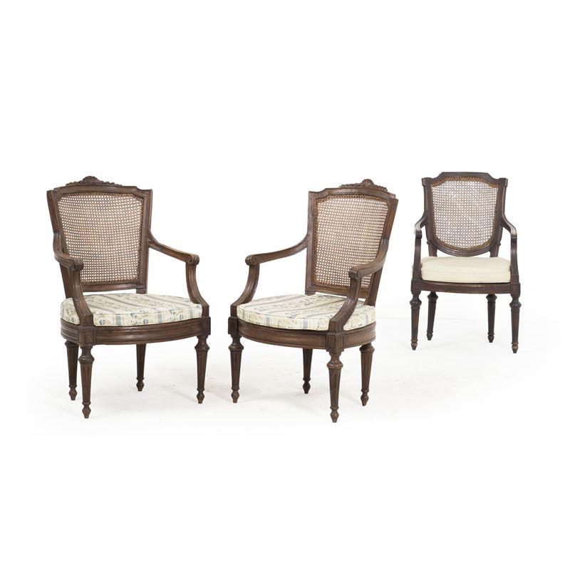 Tre poltrone Luigi XVI in legno con seduta e schienale a canniccio, XVIII secolo  - Asta Antiquariato - Cambi Casa d'Aste
