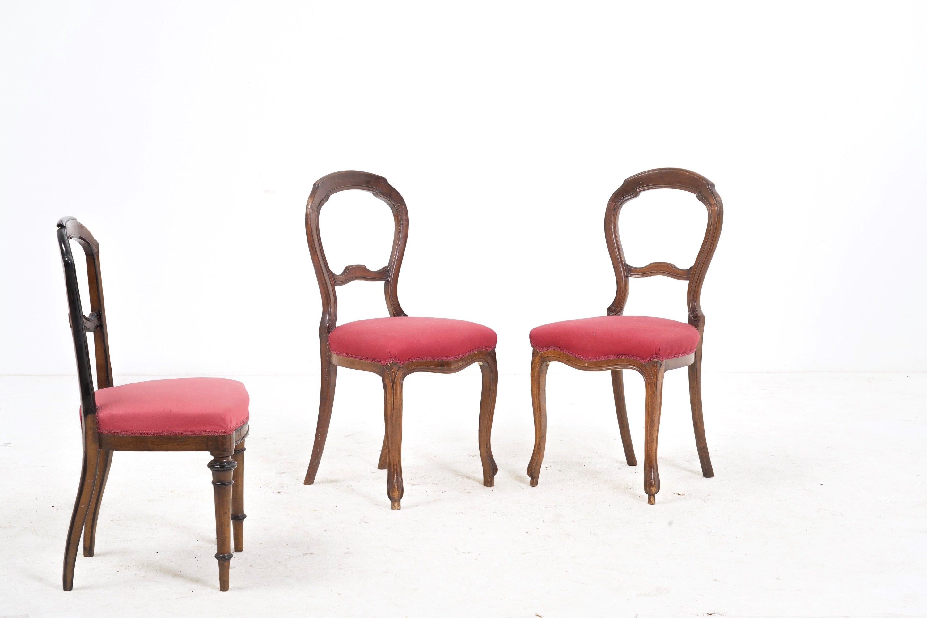 Coppia di sedie e una diversa. Fine XIX secolo