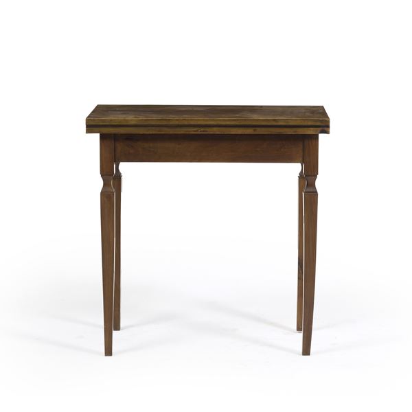 Tavolo da gioco in legno gambe troncopiramidali, XX secolo