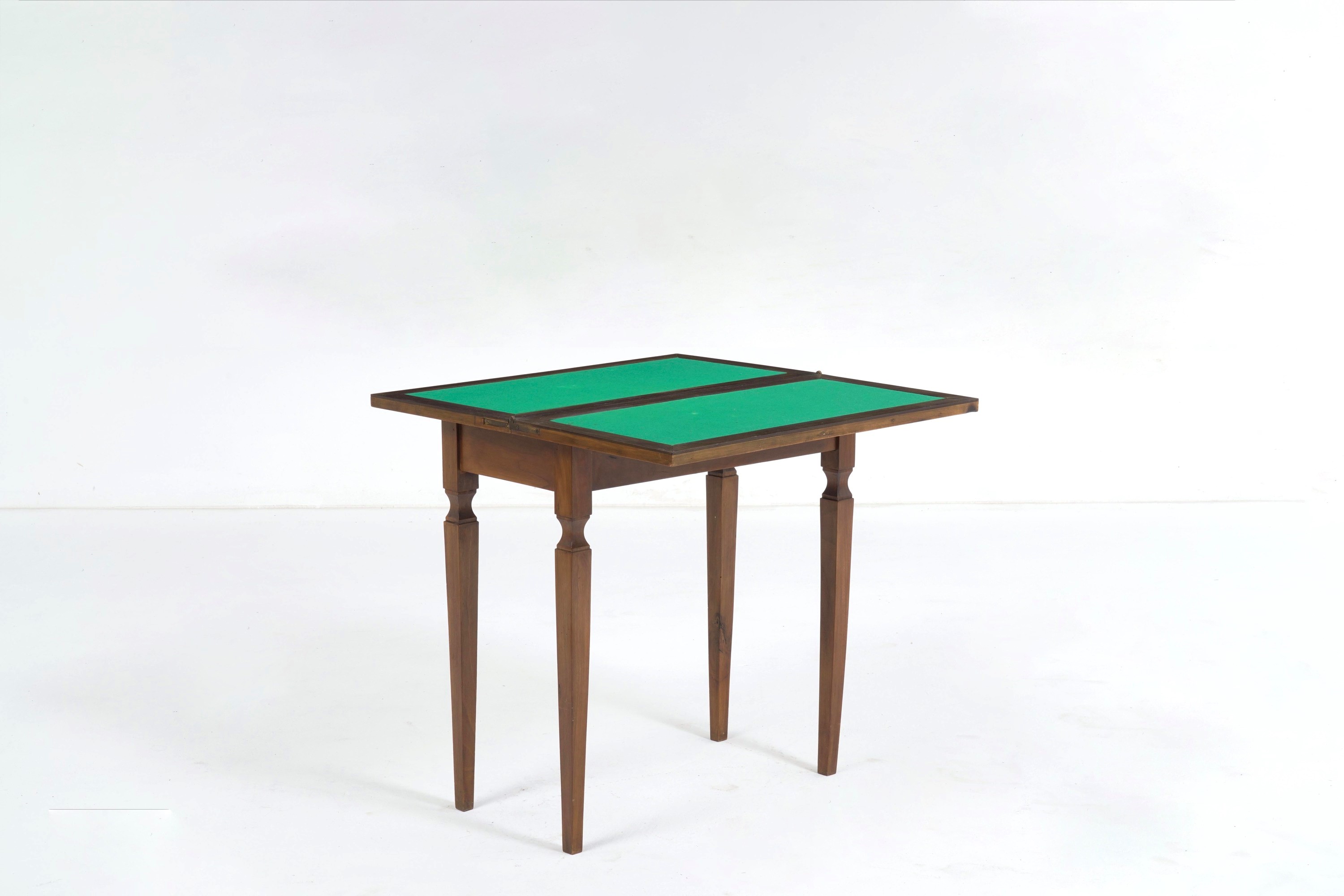 Tavolo da gioco in legno, gambe troncopiramidali, XX secolo
