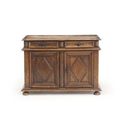 Credenza in legno di noce, pannellata, con due cassetti e due sportelli, XVIII–XIX secolo