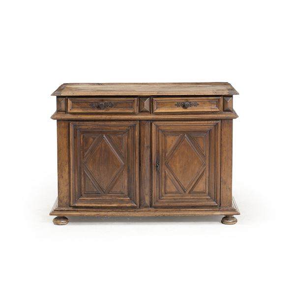 Credenza in legno di noce pannellata a due cassetti e due sportelli XVIII-XIX secolo