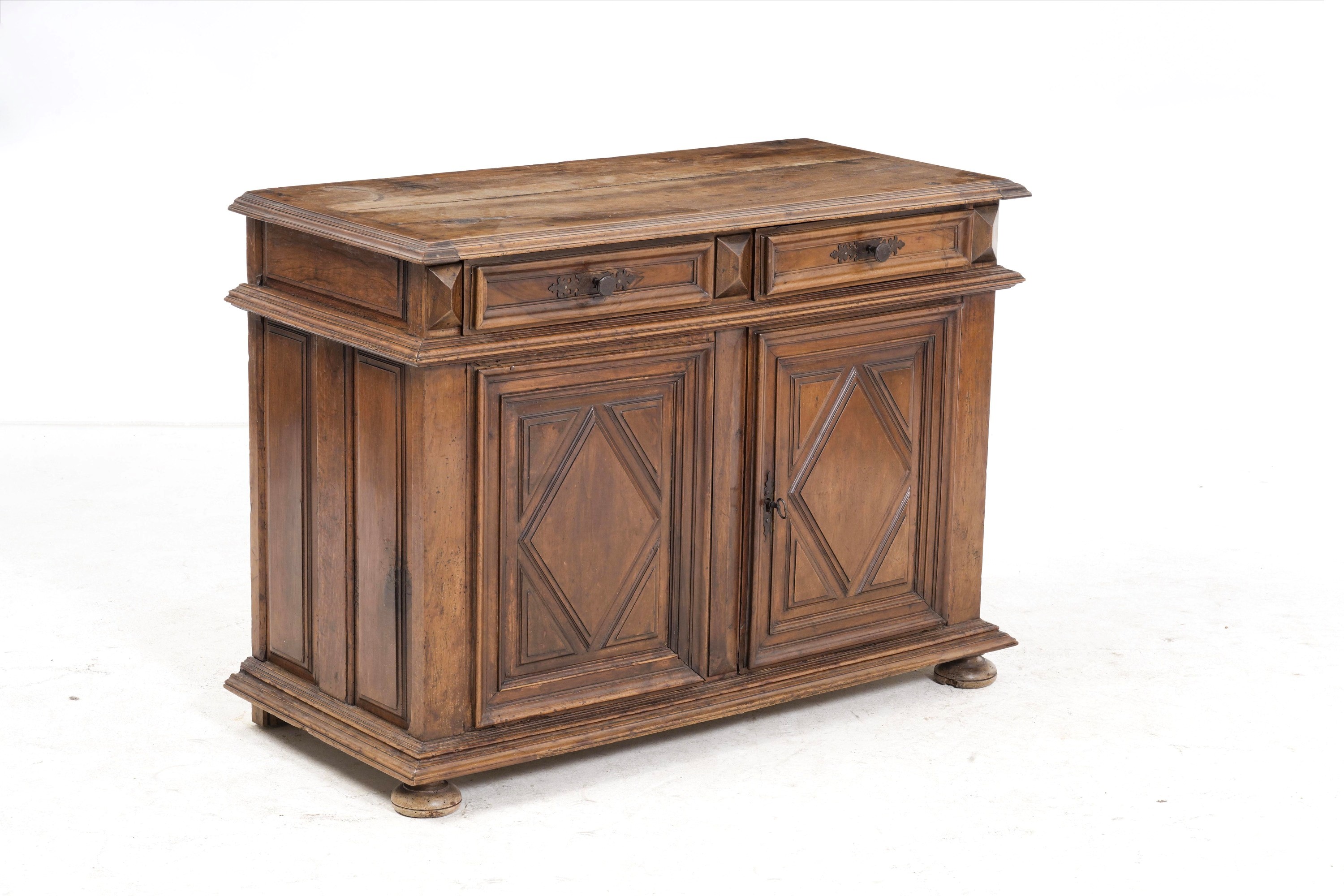 Credenza in legno di noce, pannellata, con due cassetti e due sportelli, XVIII–XIX secolo