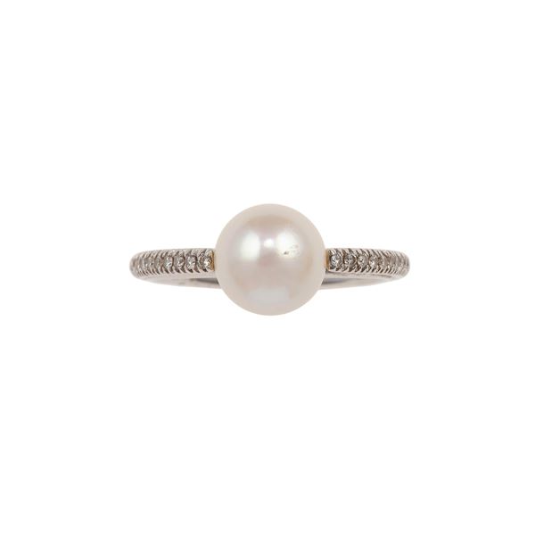Diamond, pearl and gold ring