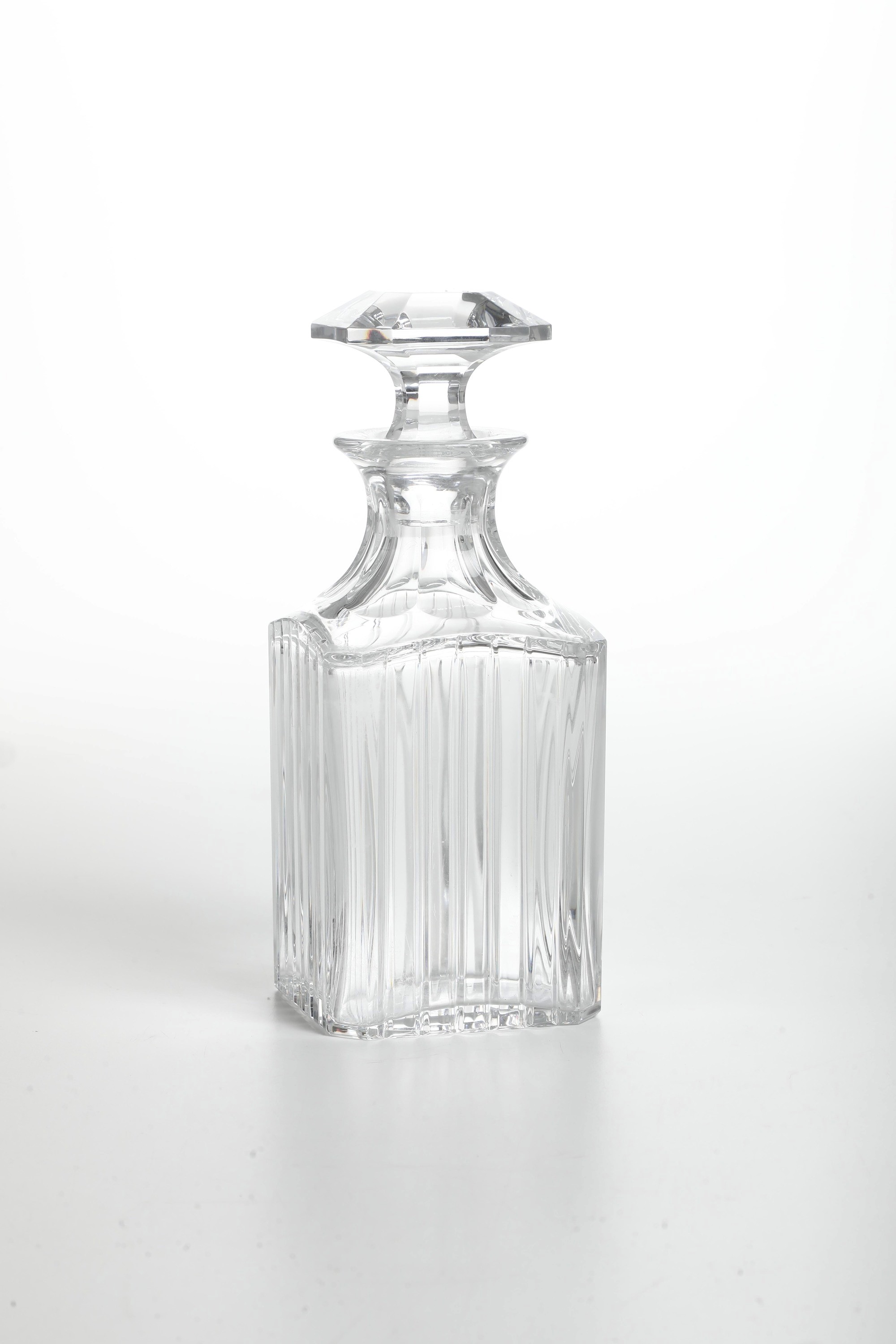 Bottiglia da liquore. Francia, Manifattura Baccarat, seconda metà del XX secolo.