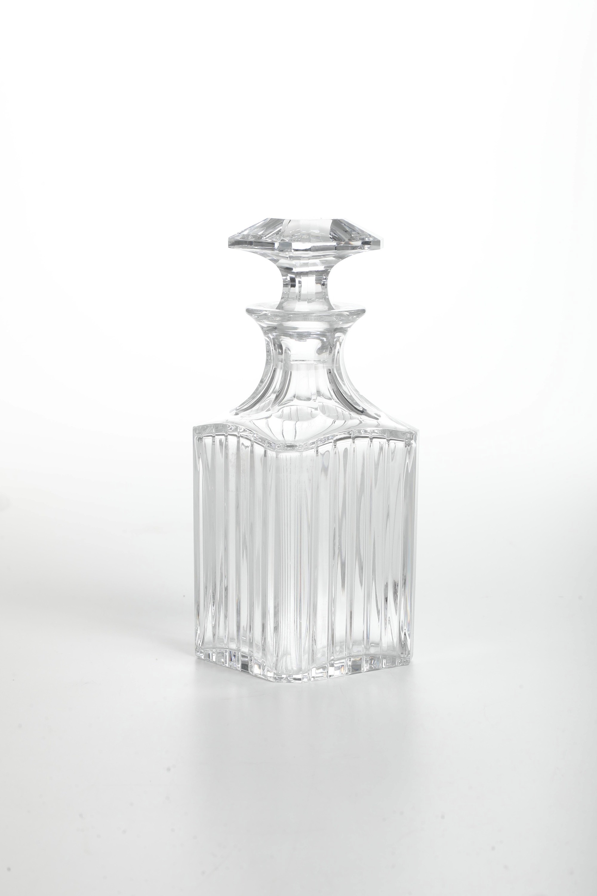 Bottiglia da liquore. Francia, Manifattura Baccarat, seconda metà del XX secolo.