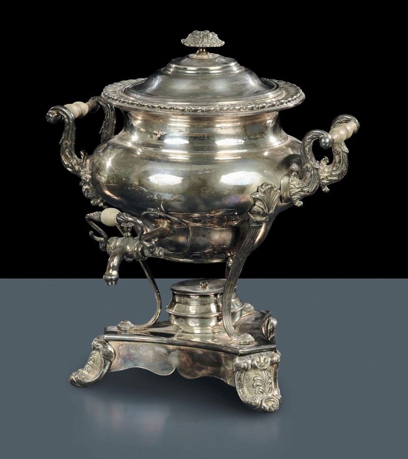 Samovar in argento sbalzato, XX secolo  - Auction Silver, Clocks and Jewels - Cambi Casa d'Aste