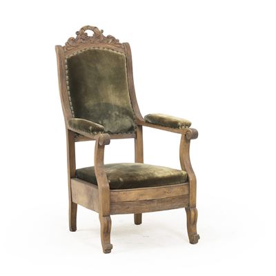Poltrona in legno intagliato, cimasa traforata (fine XIX-inizi XX secolo)