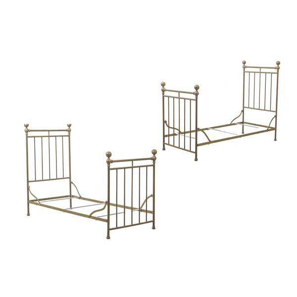Coppia di letti a una piazza in metallo dorato
