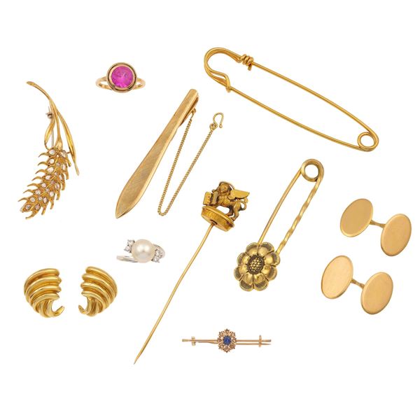 Group of gold and low-karat gold jewels. The two safety pins are made of gilded metal