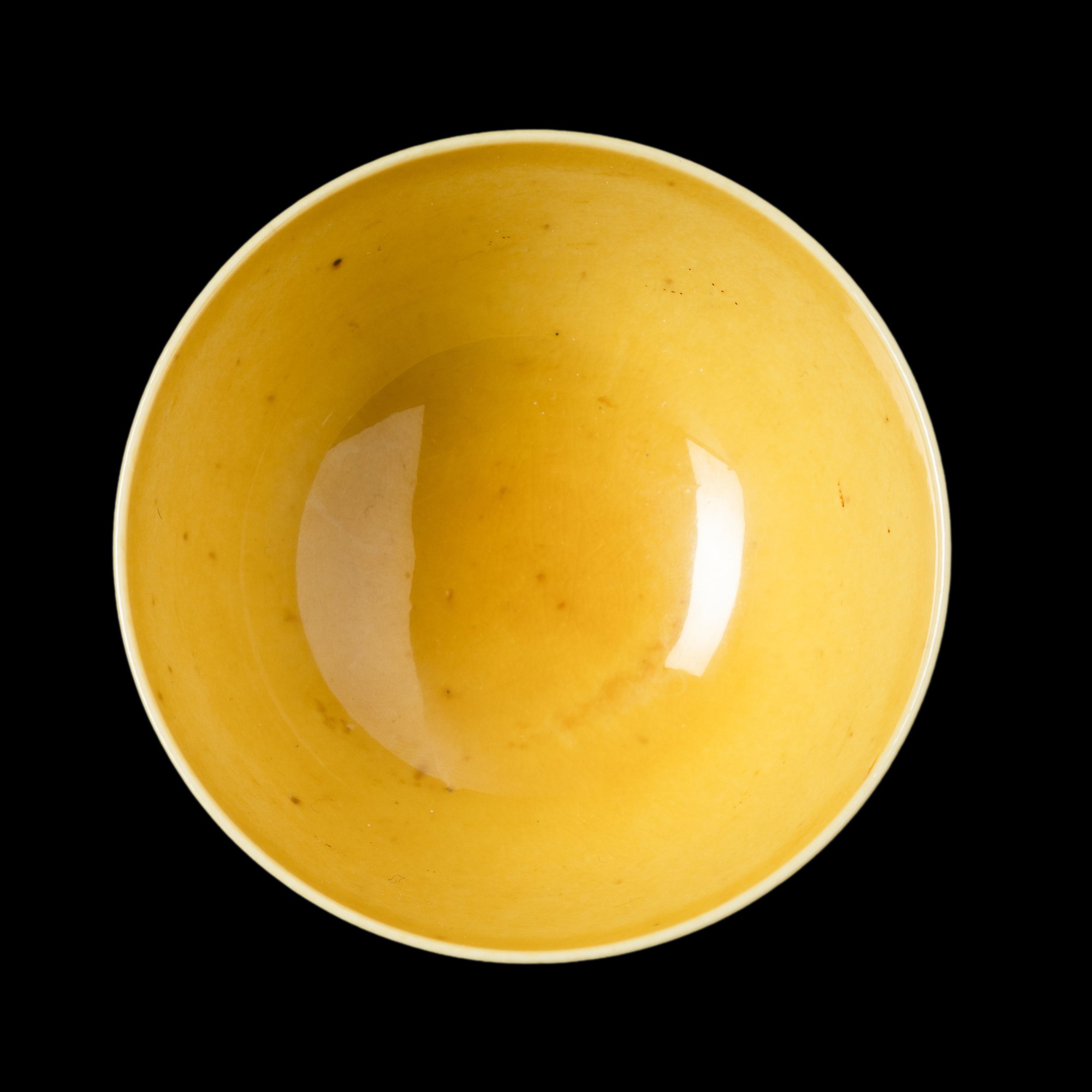 Coppa in porcellana a fondo giallo, Cina, XX secolo (marchio apocrifo Kangxi)