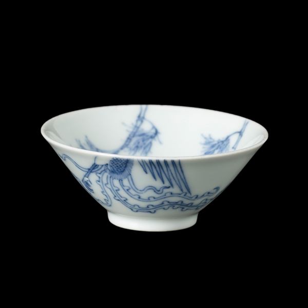 Coppa in porcellana bianca e blu raffigurante fenice e bambu, Cina, Dinastia Qing, XX secolo