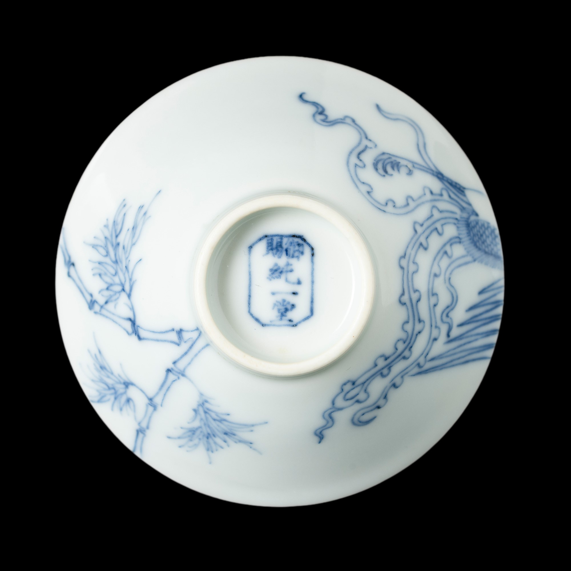 Cina, Coppa in porcellana bianca e blu con fenice e bambù (Dinastia Qing, XX secolo)