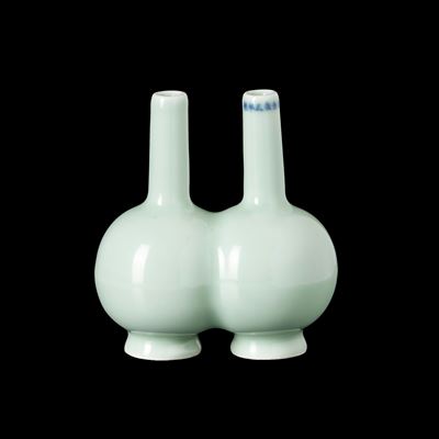 Cina, Vaso doppio in porcellana celadon con iscrizioni e marchio apocrifo Yongzheng (1723-1735), ...