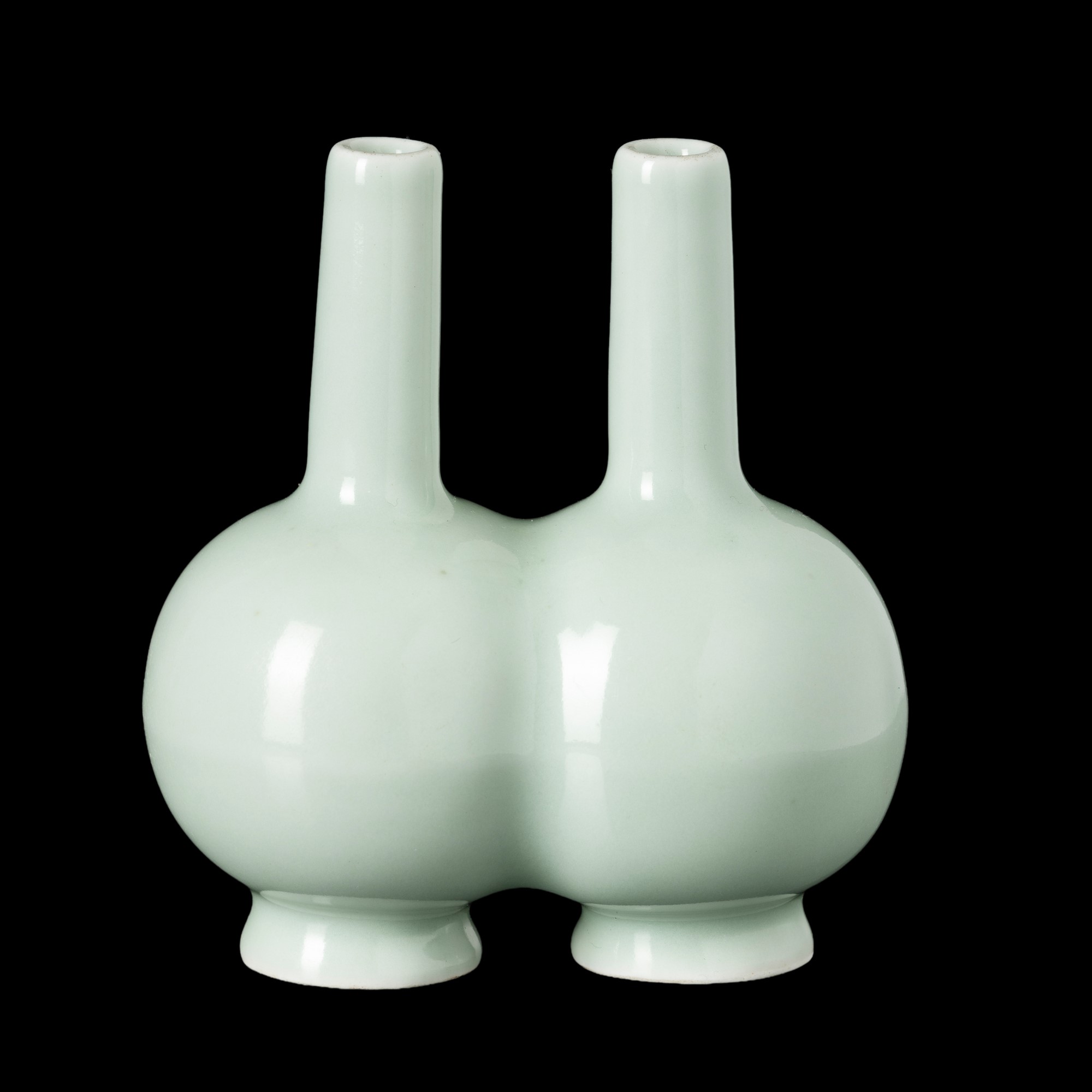 Cina, Vaso doppio in porcellana celadon con iscrizioni e marchio apocrifo Yongzheng (1723-1735), ...