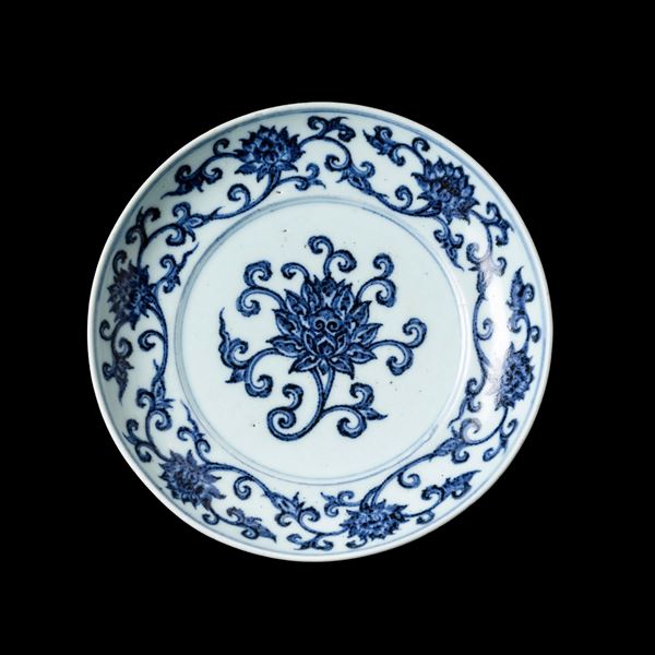 Piatto in porcellana bianca e blu raffigurante fiore di loto con decori a motivi vegetali, Cina, Repubblica