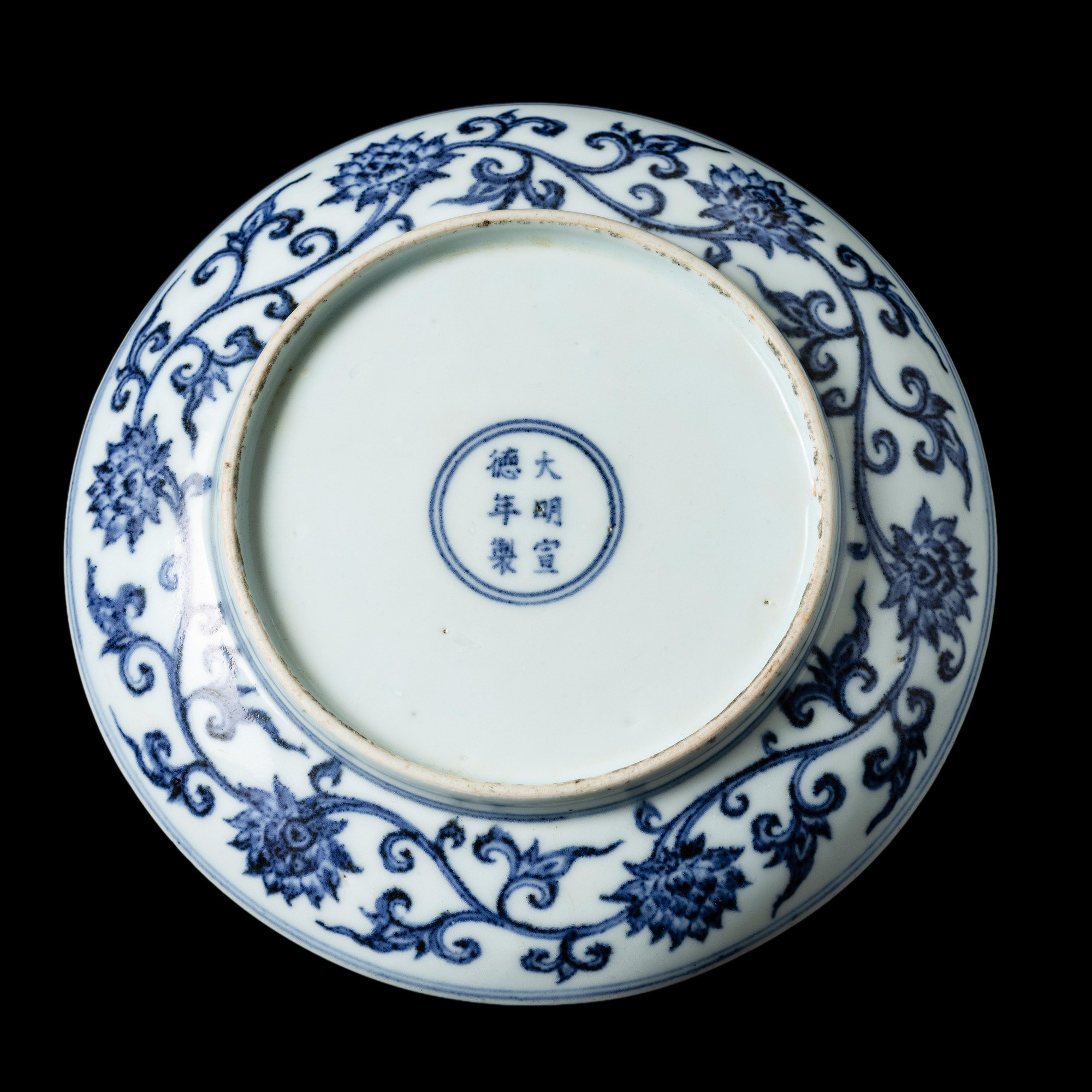 Piatto in porcellana bianca e blu con fiore di loto e decorazioni vegetali, Cina, Repubblica (att...