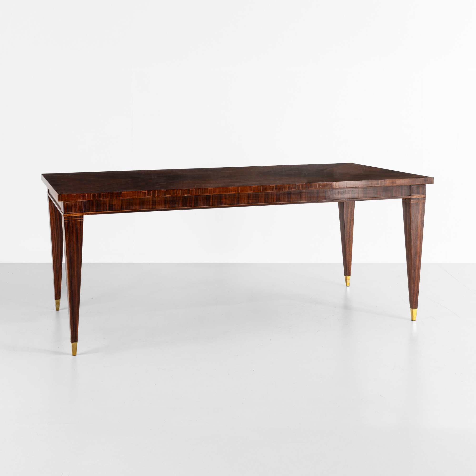 Paolo Buffa - Tavolo in legno e impiallacciato con puntali in ottone (produzione italiana, ca. 19...