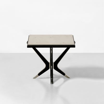 Prodotto italiano (circa 2000), Tavolo basso in legno laccato con dettagli in metallo cromato e p...
