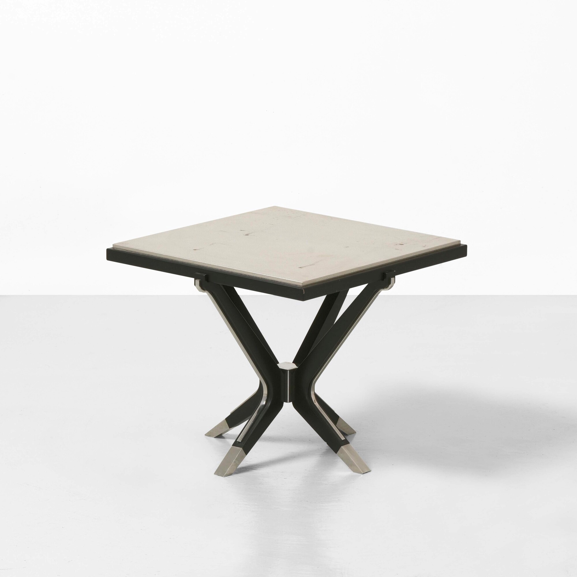 Tavolo basso, struttura in legno laccato e dettagli in metallo cromato, Italia, ca. 2000