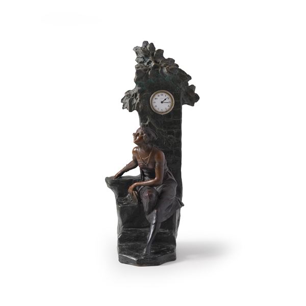 Orologio scultura. Probabilmente Francia, inizi XX secolo. Monogramma inciso sul retro