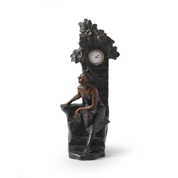 Orologio scultura. Probabilmente Francia, inizi XX secolo. Monogramma inciso sul retro