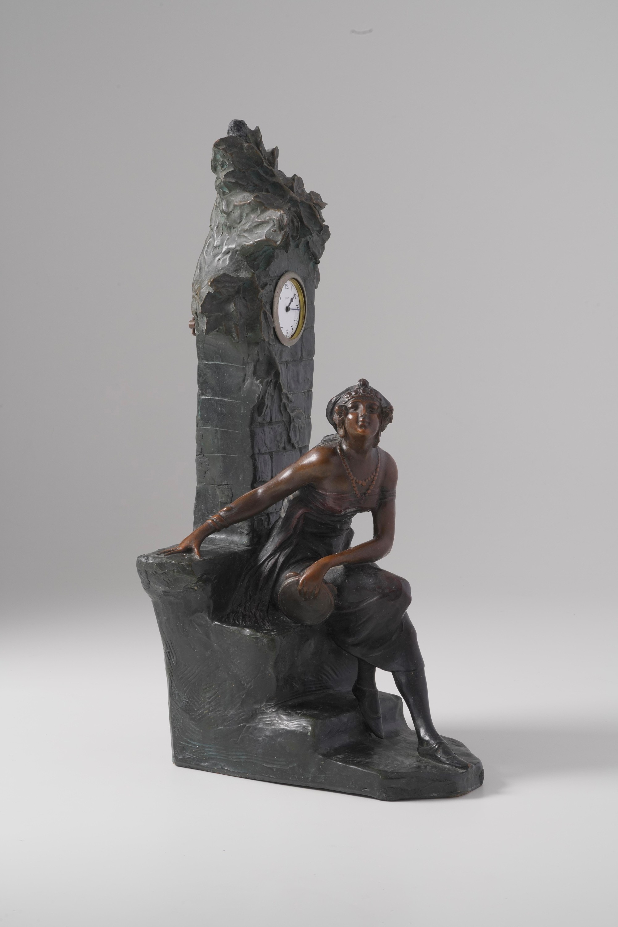 Orologio-scultura, terracotta policroma. Probabile Francia, inizi XX secolo