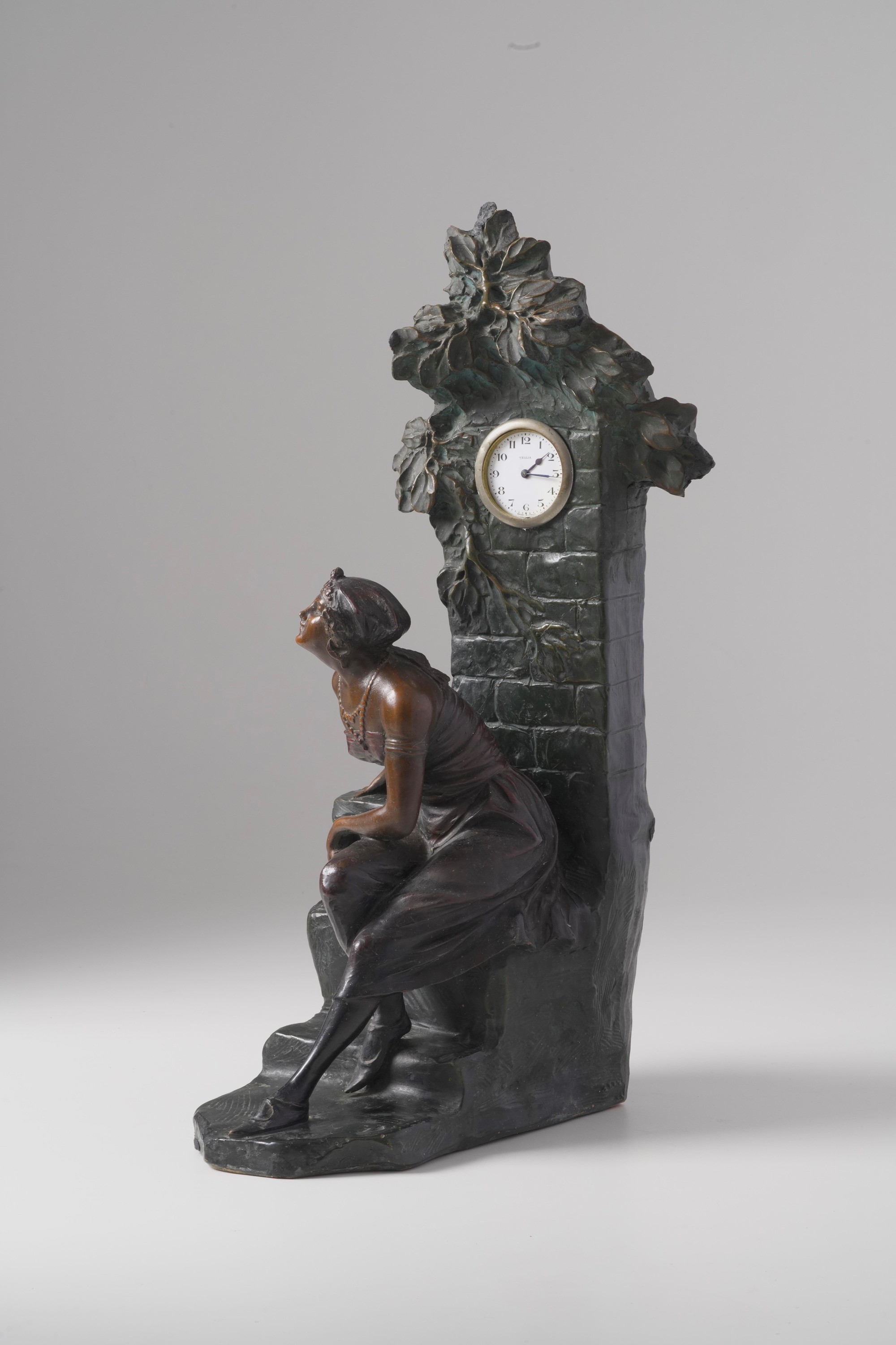 Orologio-scultura, terracotta policroma. Probabile Francia, inizi XX secolo