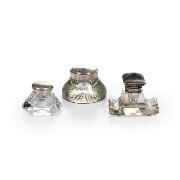 Tra diversi calamai in cristallo con tappo in argento. Inghilterra e Italia XIX-XX secolo