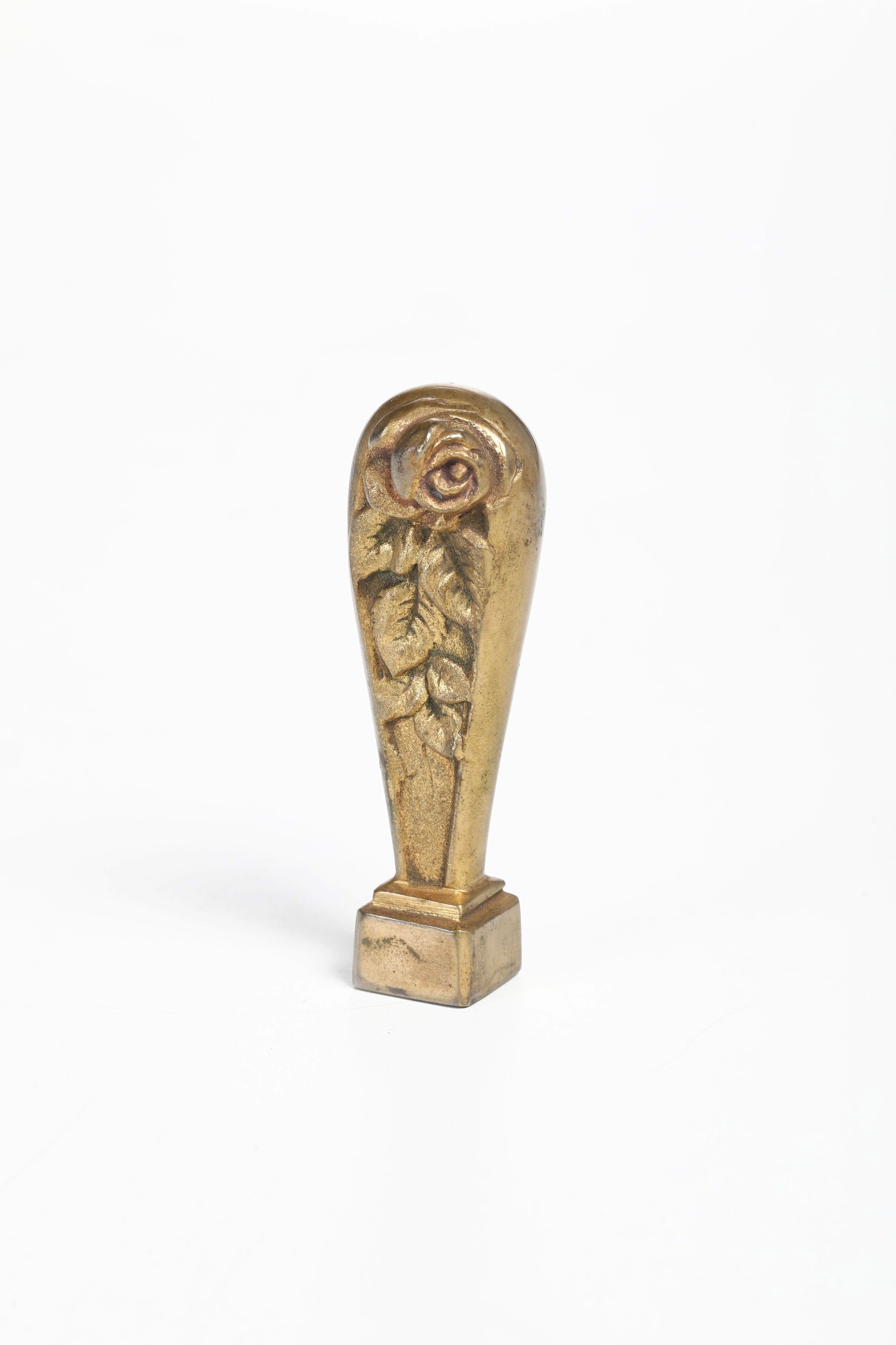 Sigillo liberty in bronzo dorato, con decoro floreale e custodia