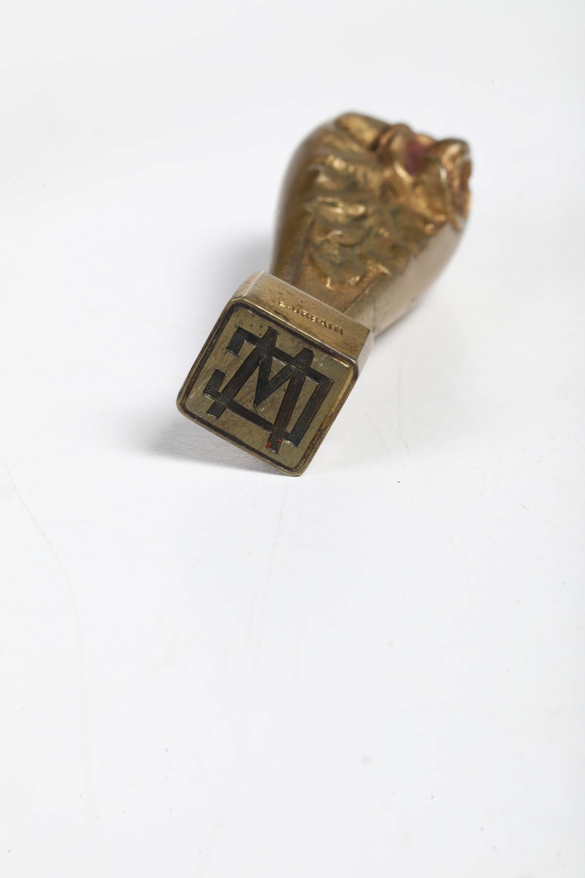Sigillo liberty in bronzo dorato, con decoro floreale e custodia