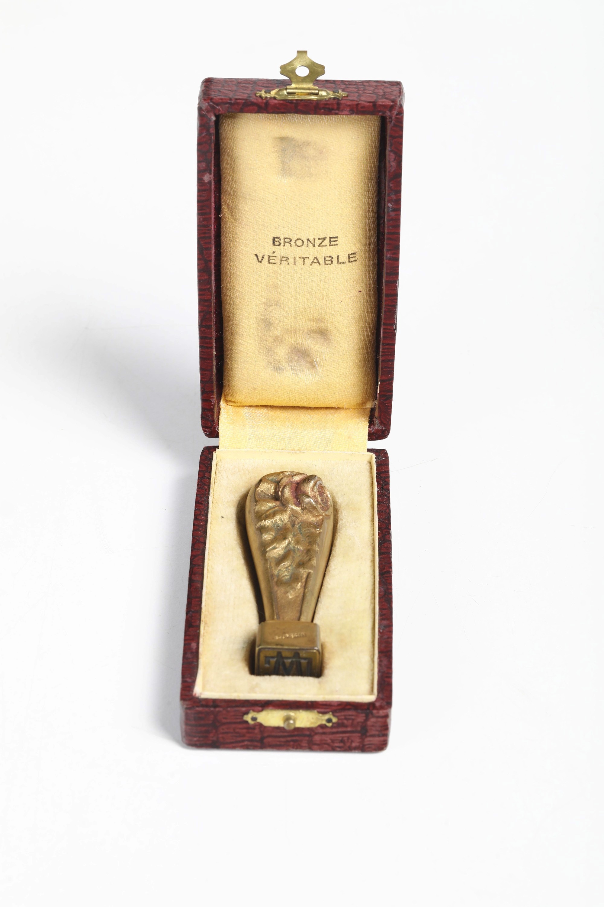 Sigillo liberty in bronzo dorato, con decoro floreale e custodia