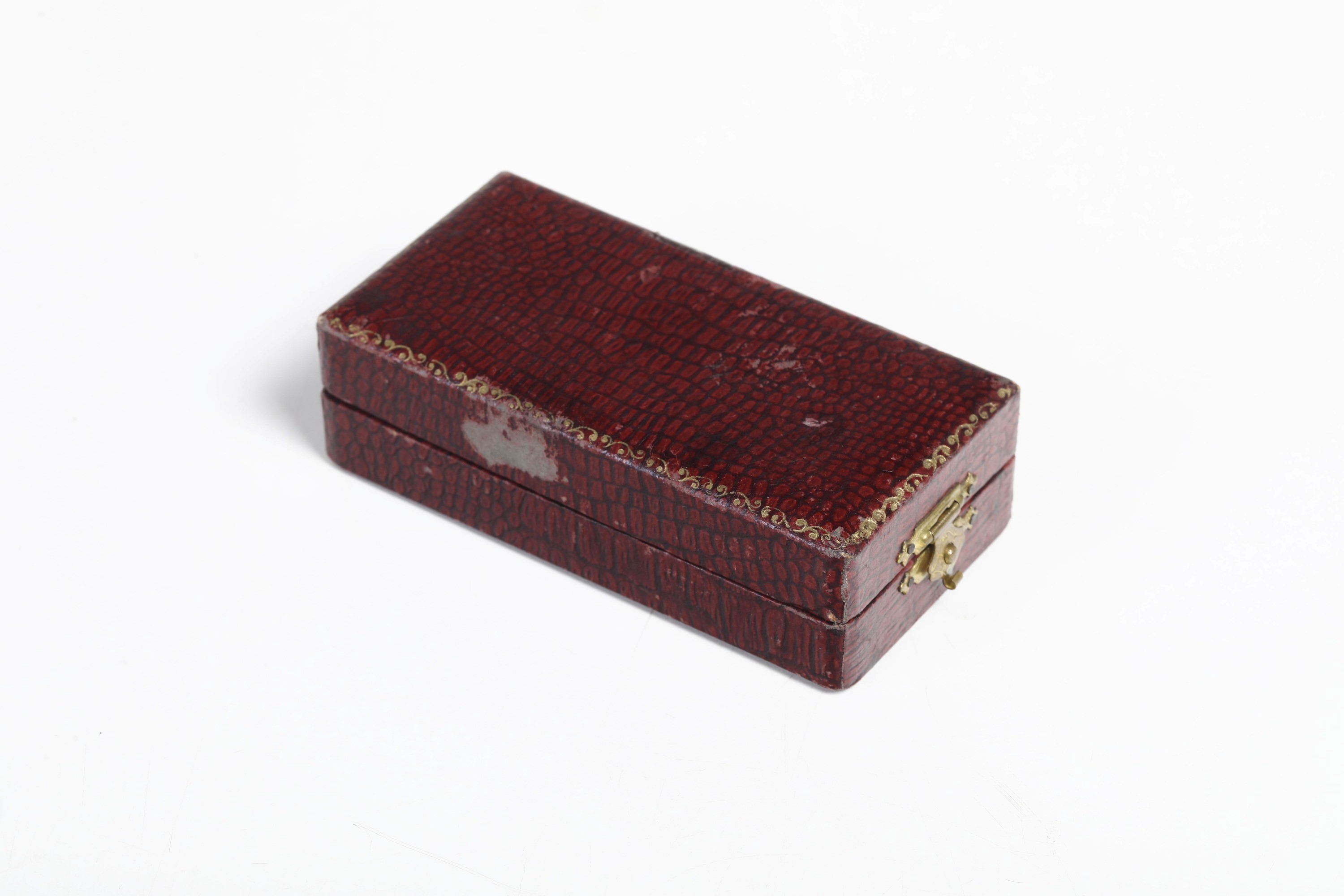 Sigillo liberty in bronzo dorato, con decoro floreale e custodia