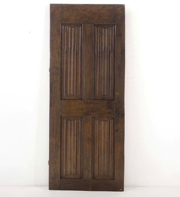 Porta piemontese intagliata con motivo detto “a pergamena”