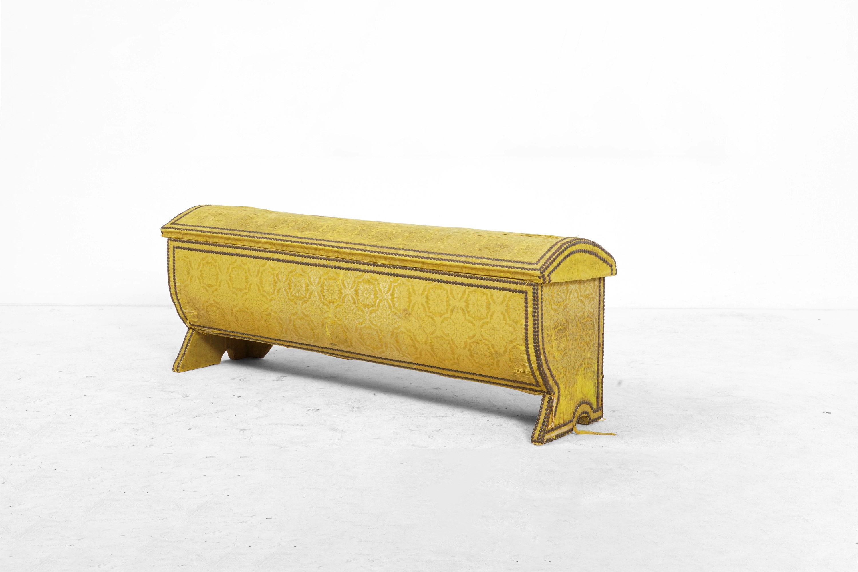 Cassone in legno, rivestimento in filugello giallo