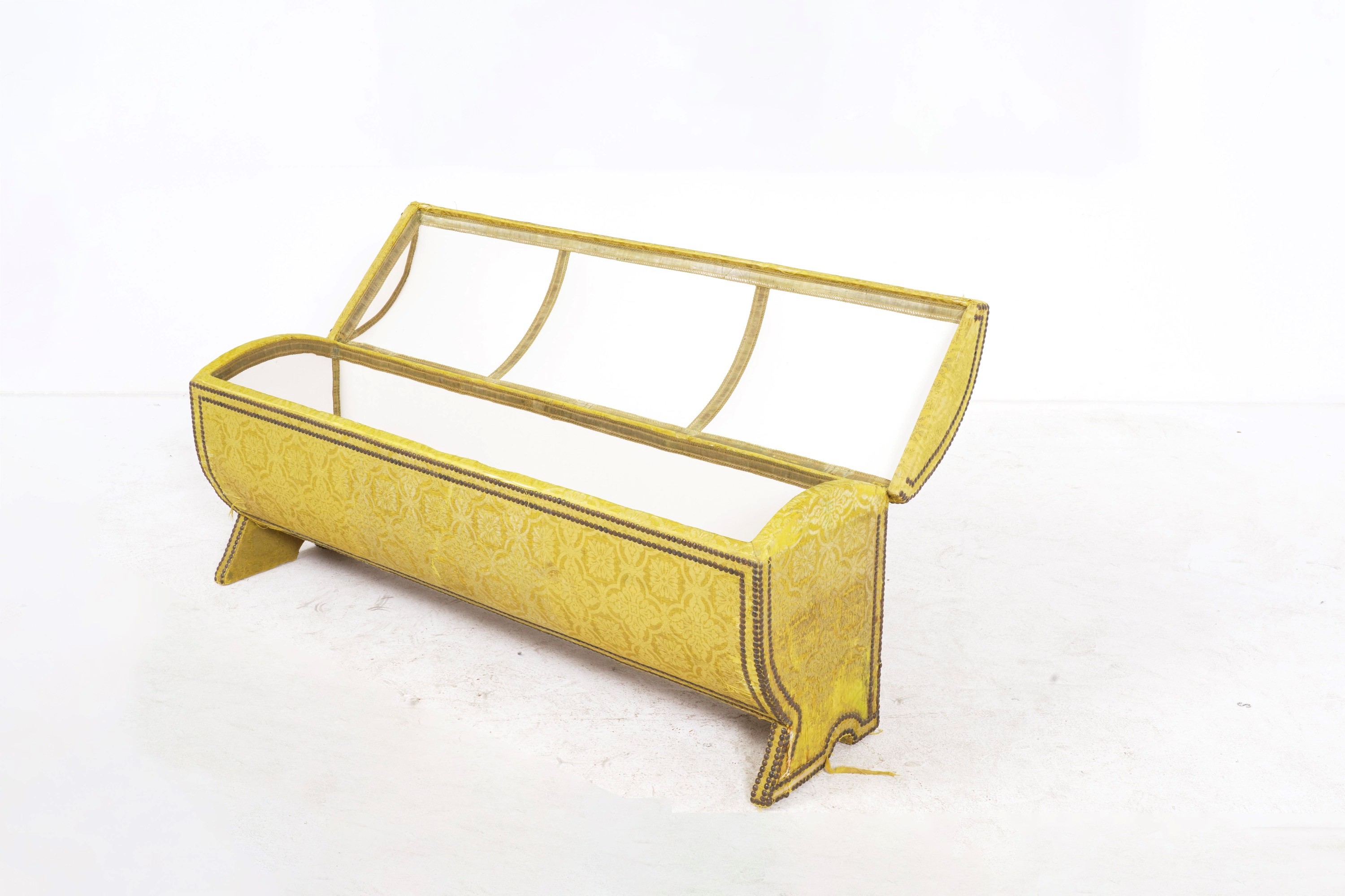 Cassone in legno, rivestimento in filugello giallo
