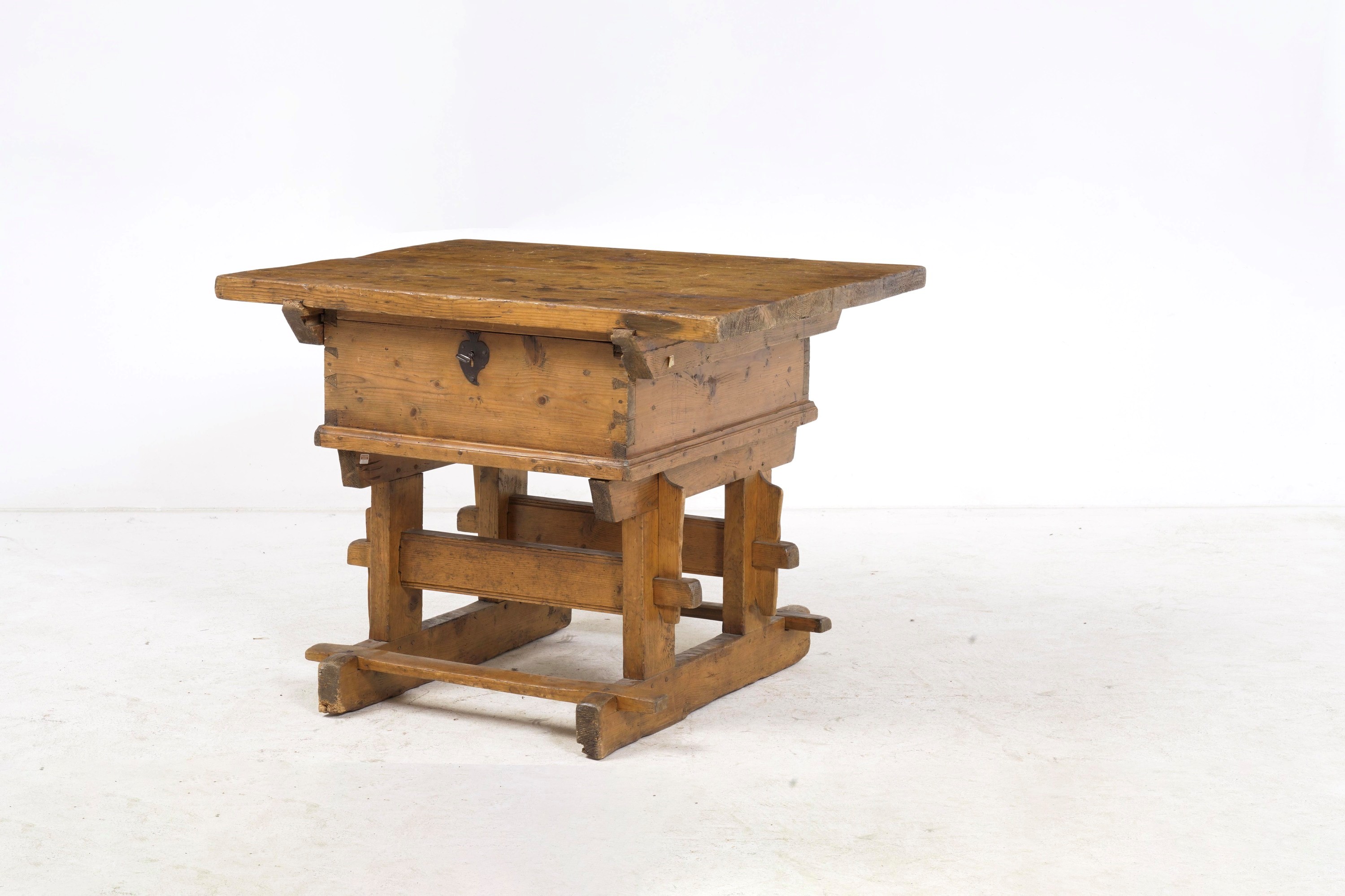 Tavolo da cambiavalute in abete, piano apribile a scomparto (XVII-XVIII secolo)