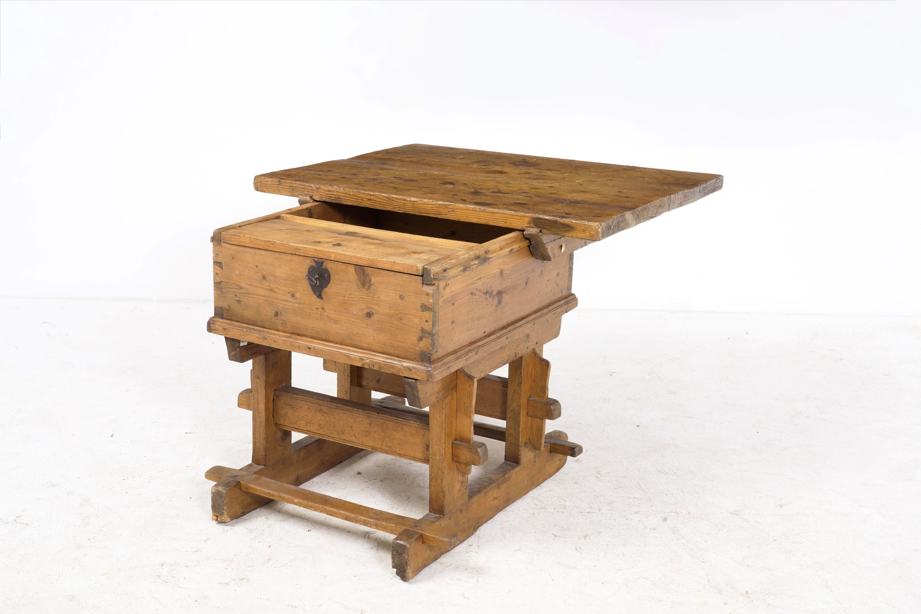 Tavolo da cambiavalute in abete, piano apribile a scomparto (XVII-XVIII secolo)