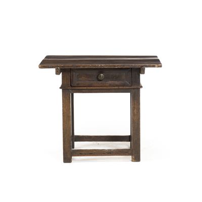 Tavolino in legno, XVII secolo, con cassetto pannellato