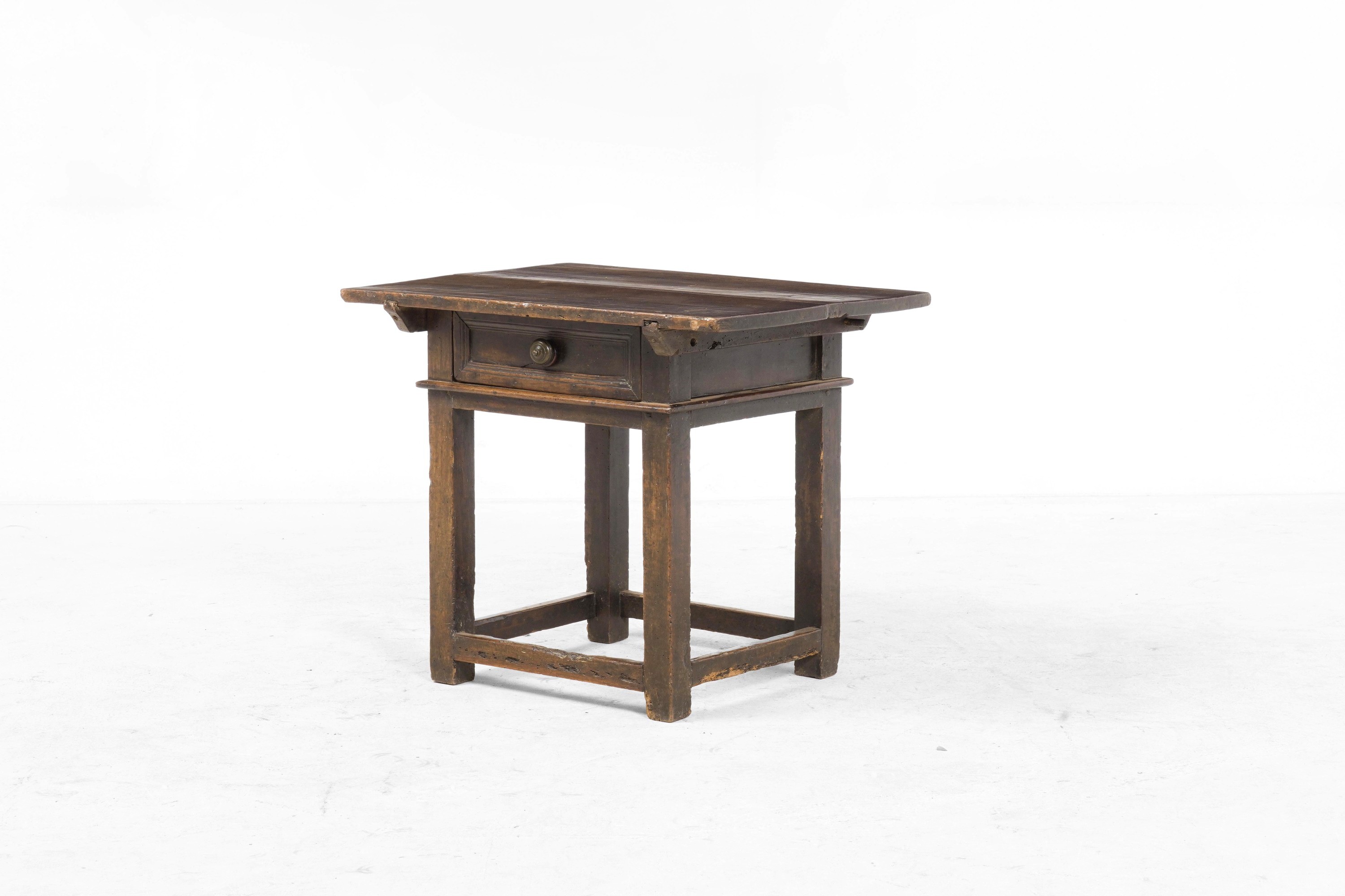 Tavolino in legno, XVII secolo, con cassetto pannellato