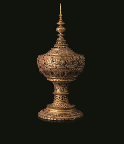 Birmania, Vaso per offerte con coperchio in legno laccato dorato con inserti di pietre dure, XIX ...
