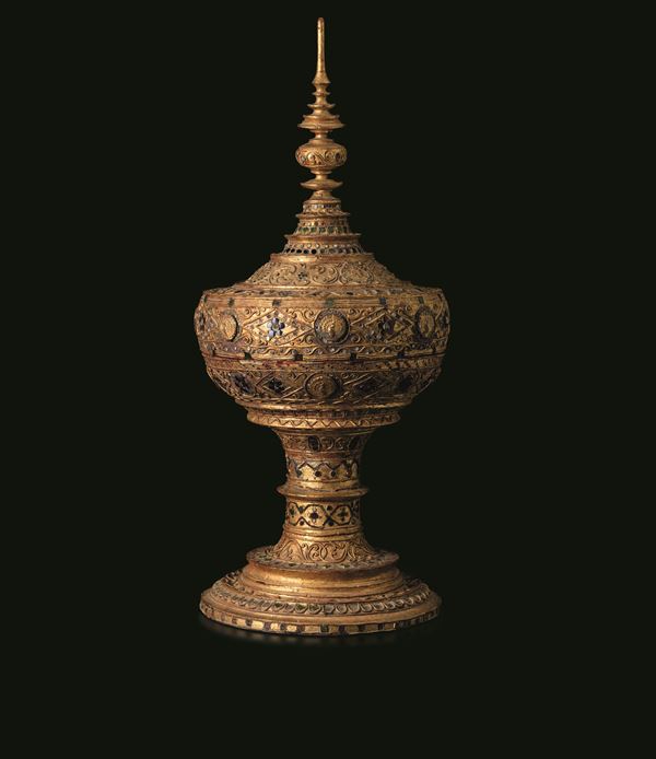 Vaso per offerte con coperchio in legno laccato dorato con inserti di pietre dure, Birmania, XIX secolo