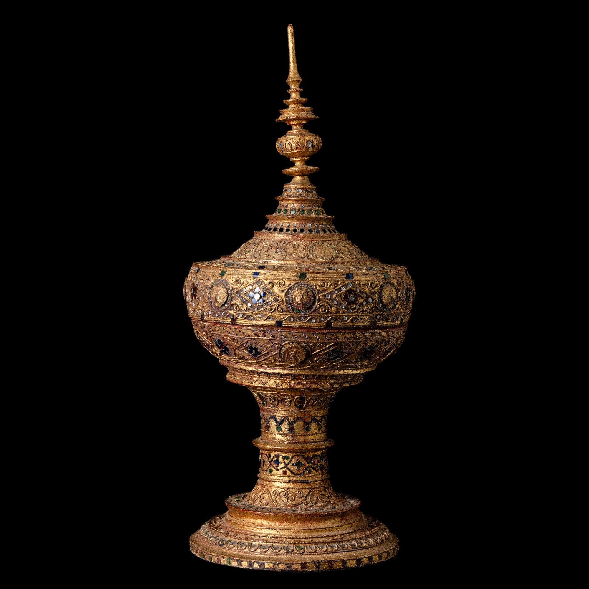 Birmania, Vaso per offerte con coperchio in legno laccato dorato con inserti di pietre dure, XIX ...