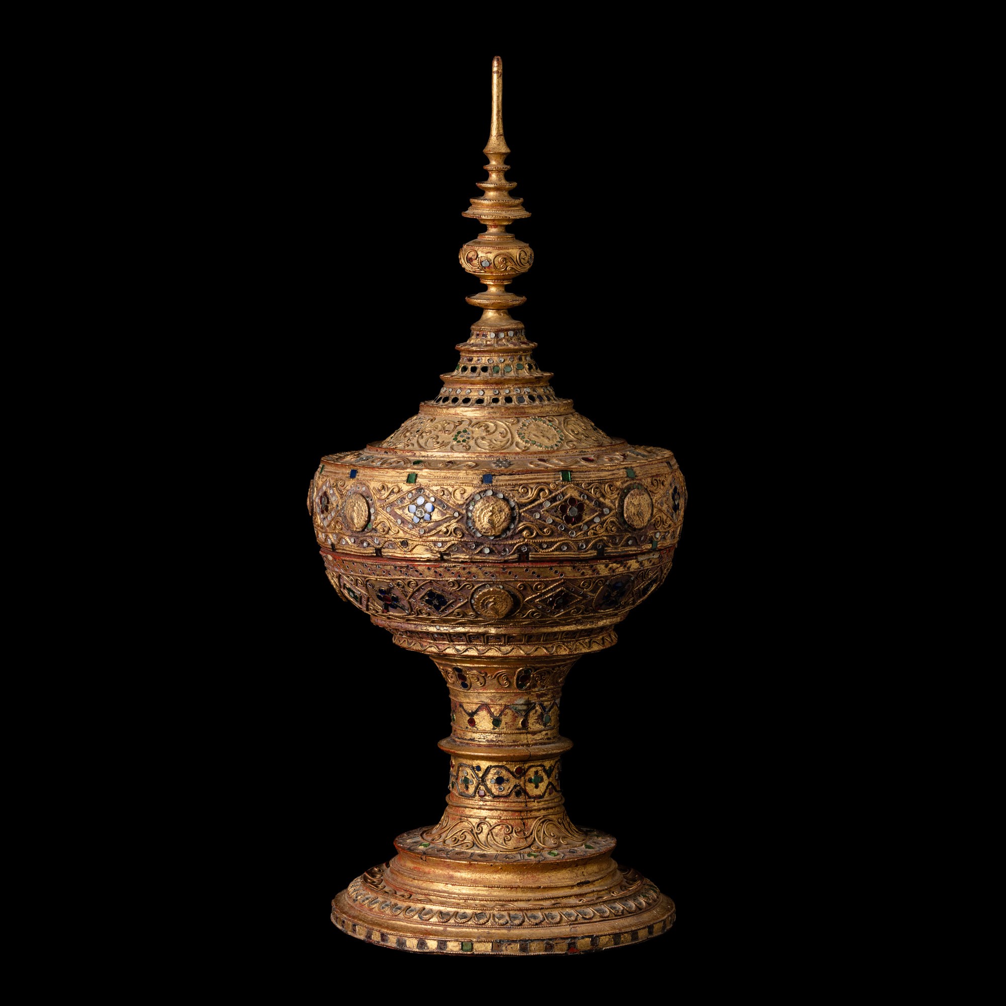 Birmania, Vaso per offerte con coperchio in legno laccato dorato con inserti di pietre dure, XIX ...
