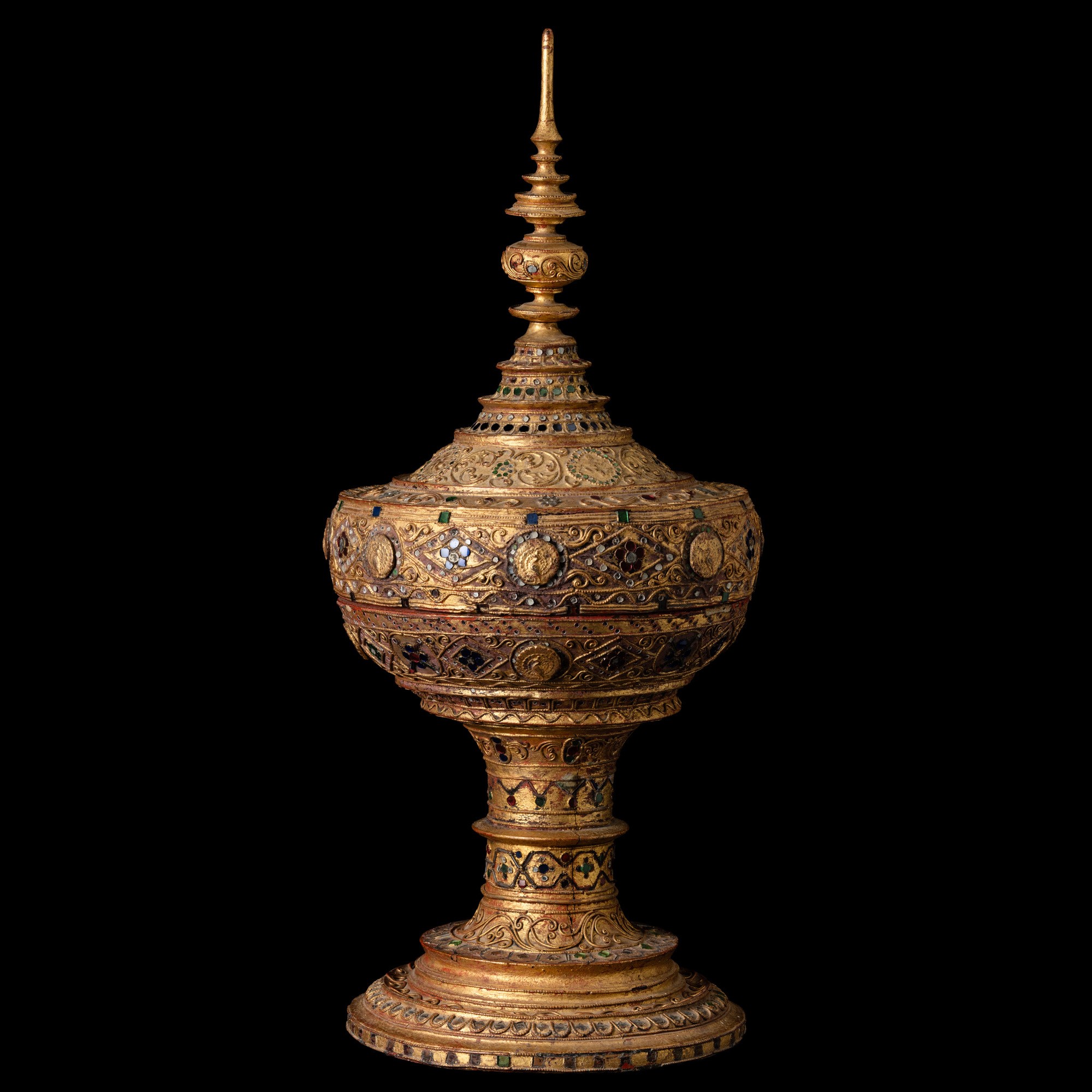 Birmania, Vaso per offerte con coperchio in legno laccato dorato con inserti di pietre dure, XIX ...