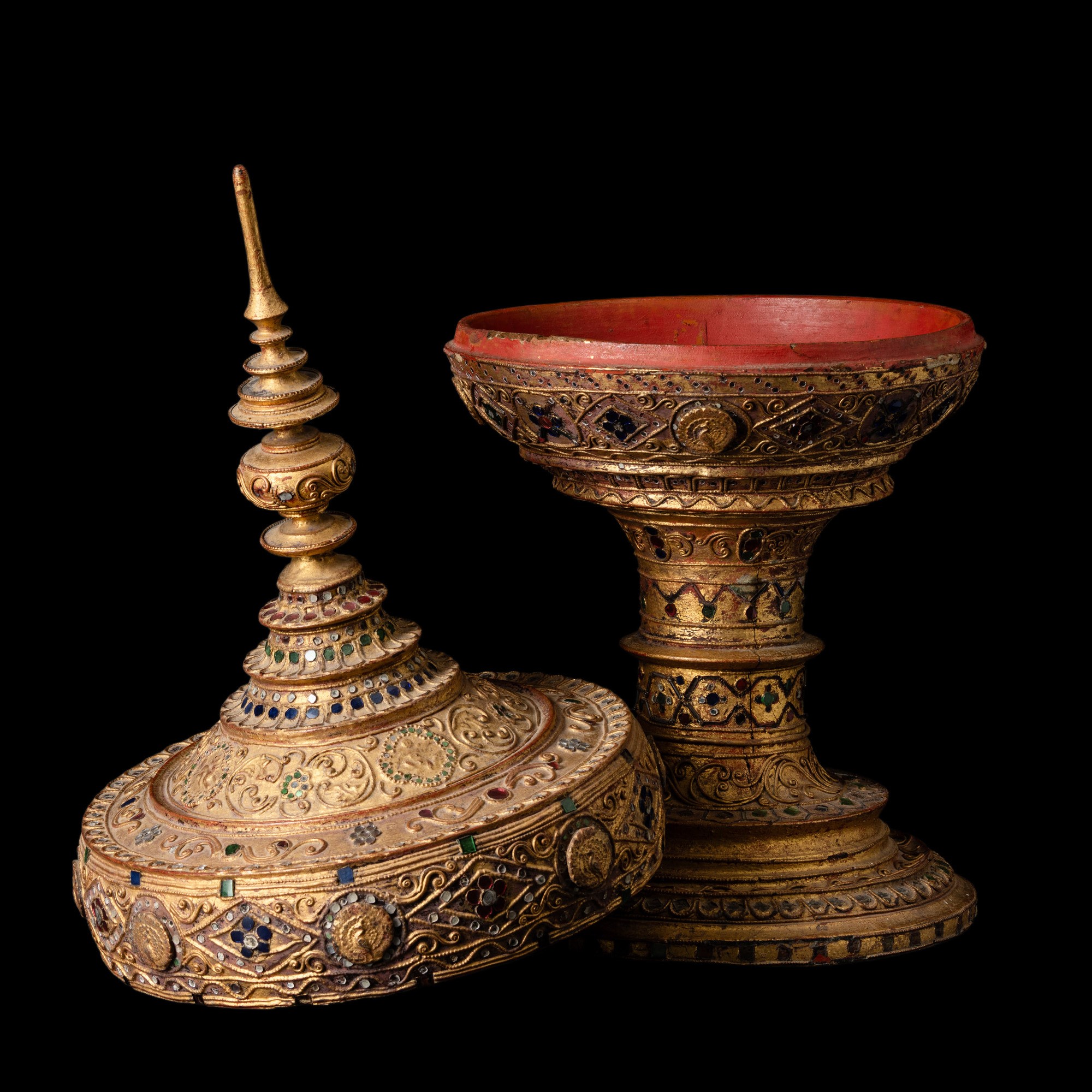 Birmania, Vaso per offerte con coperchio in legno laccato dorato con inserti di pietre dure, XIX ...