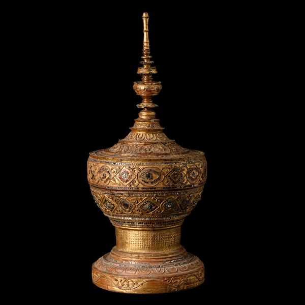 Vaso per offerte con coperchio in legno laccato dorato e pasta vitrea, Birmania, XIX secolo